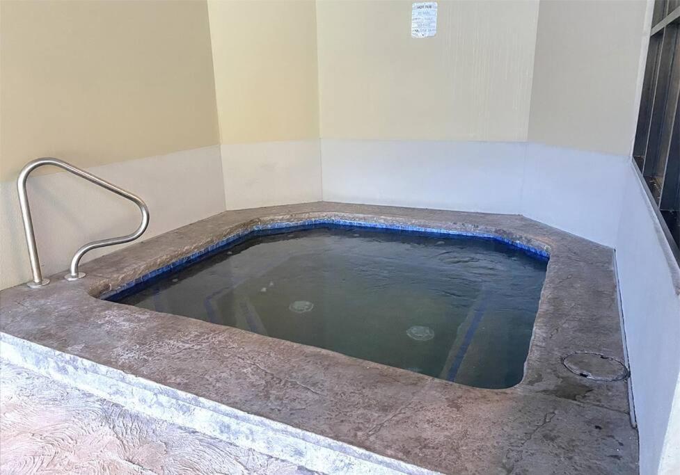 Camelback Waterpark Pool-hot Tub-sauna-kayak