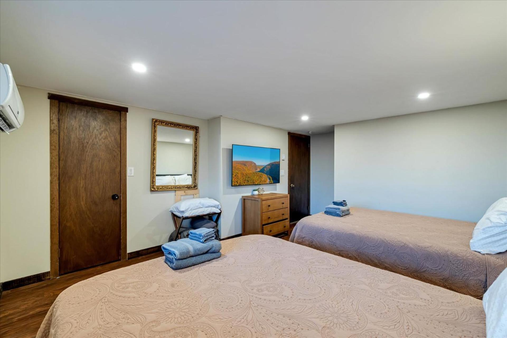 Camelback Waterpark Pool-hot Tub-sauna-kayak